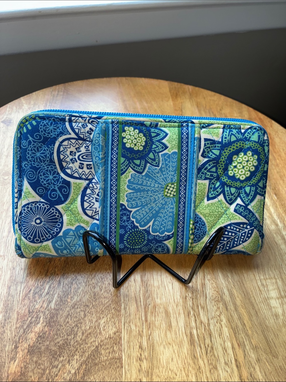 Vera Bradley 5 Compartment Quilted Wallet in Brilliant Blues & Green - Picture 4 of 5
